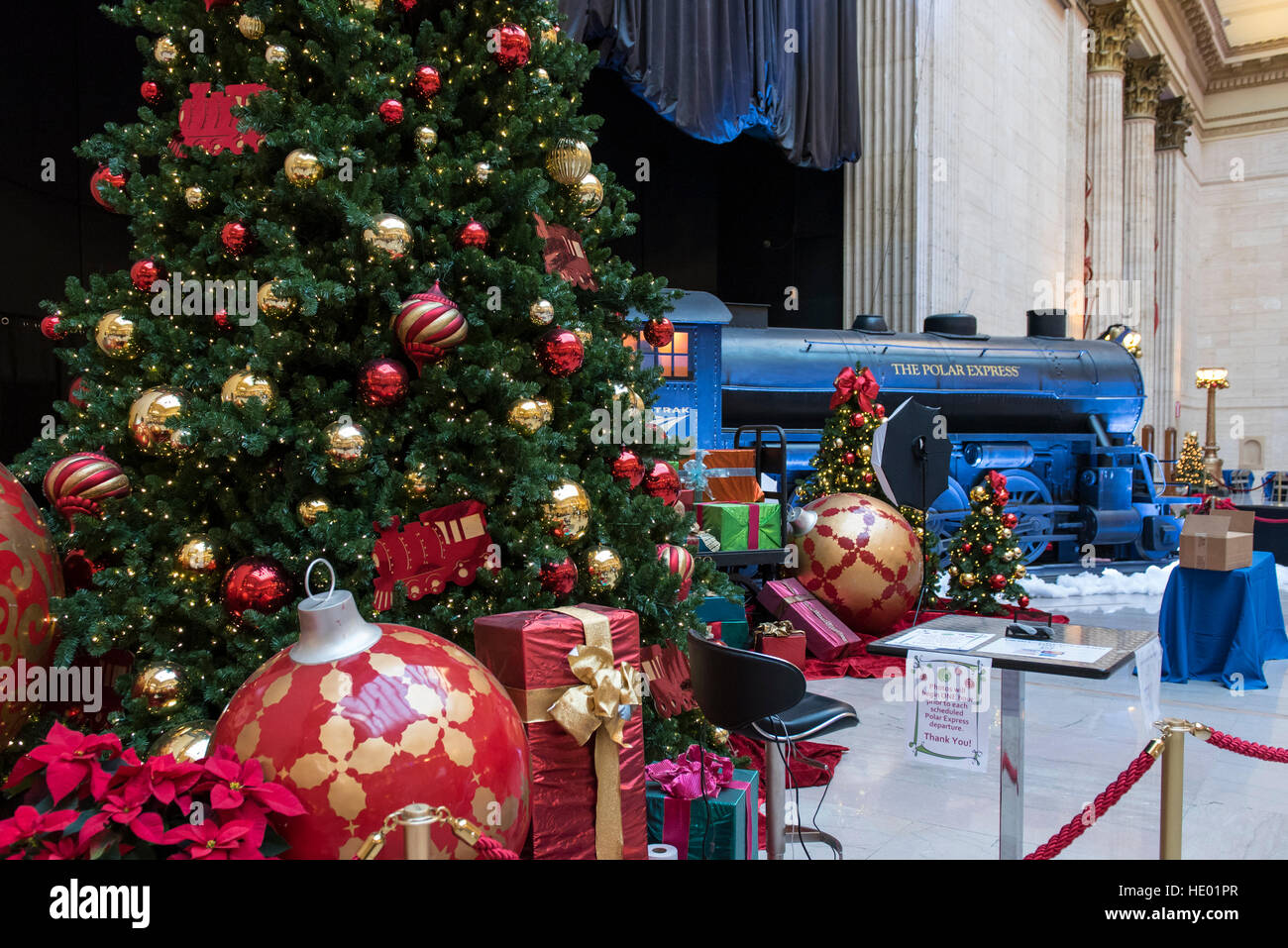 Chicago, USA.  15. Dezember 2016.  Die Great Hall an der Union Station ist für Weihnachten dekoriert, und in diesem Jahr umfasst eine Nachbildung des Zuges aus dem Film "The Polar Express" für Pendler zu genießen. © Stephen Chung / Alamy Live News Stockfoto