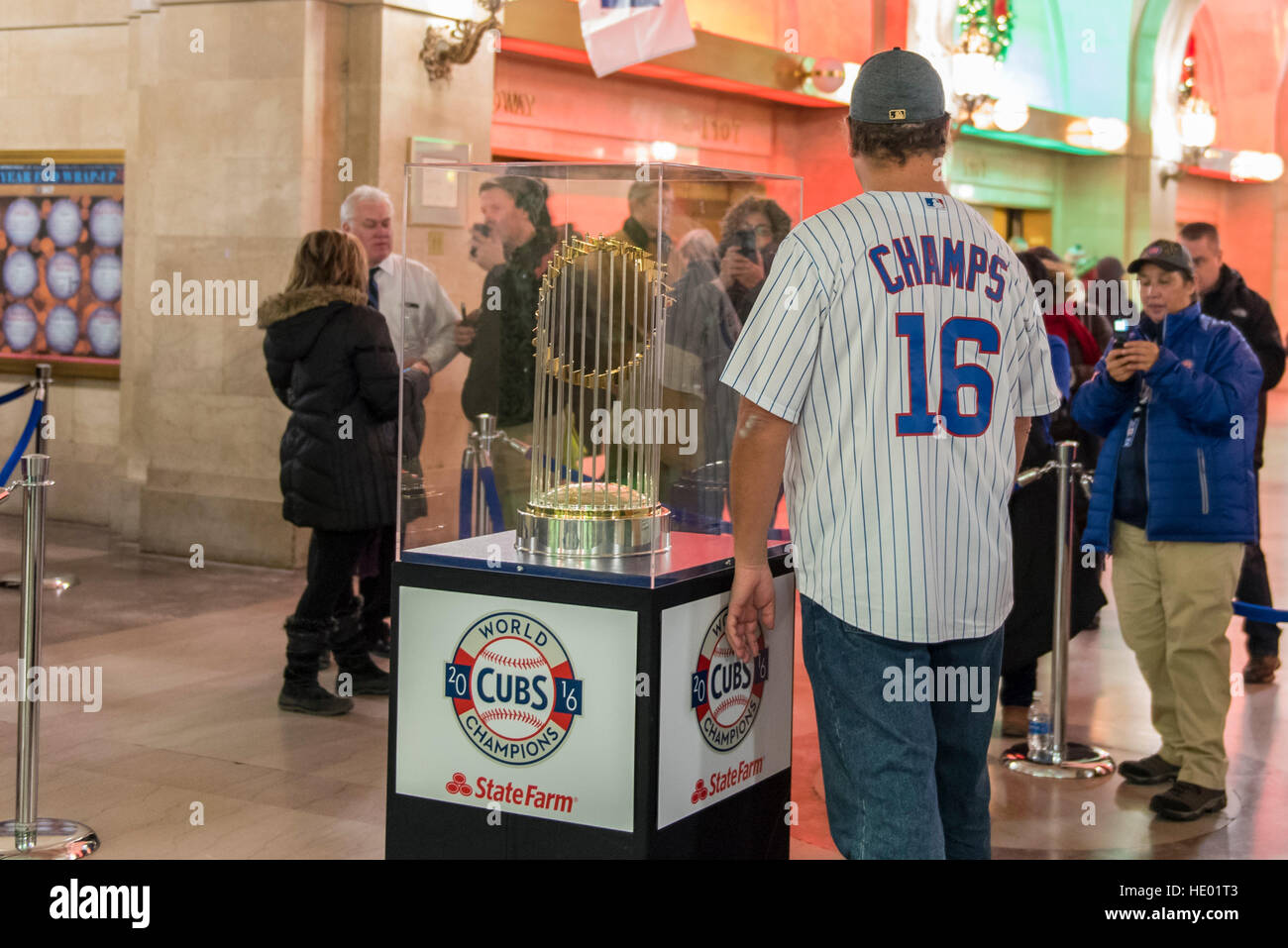 Chicago, USA.  15. Dezember 2016.  Die World Series Meisterschale ist auf dem Display in der Innenstadt von Chicago, nach dem historischen Sieg nach 108 im Jahr warten, von den Chicago Cubs Baseball-Team im November.  Unzählige begeisterte Fans, viele nehmen Auszeit von der Arbeit, Line-up im Rathaus haben ihre Fotos, die mit der Trophäe, welche Funktionen Wimpel aus jedem der 30 Major League Baseball-teams.   Die Trophäe wird eine landesweite Tour ab morgen übernommen.  © Stephen Chung / Alamy Live News Stockfoto