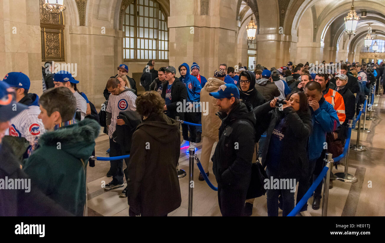 Chicago, USA.  15. Dezember 2016.  Die World Series Meisterschale ist auf dem Display in der Innenstadt von Chicago, nach dem historischen Sieg nach 108 im Jahr warten, von den Chicago Cubs Baseball-Team im November.  Unzählige begeisterte Fans, viele nehmen Auszeit von der Arbeit, Line-up im Rathaus haben ihre Fotos, die mit der Trophäe, welche Funktionen Wimpel aus jedem der 30 Major League Baseball-teams.   Die Trophäe wird eine landesweite Tour ab morgen übernommen.  © Stephen Chung / Alamy Live News Stockfoto