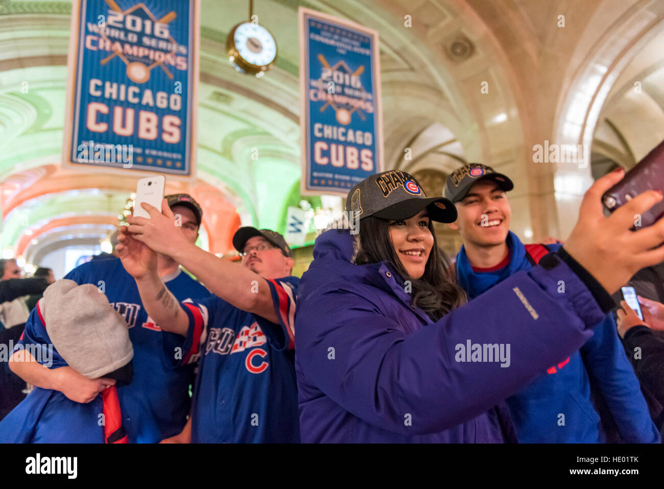 Chicago, USA.  15. Dezember 2016.  Die World Series Meisterschale ist auf dem Display in der Innenstadt von Chicago, nach dem historischen Sieg nach 108 im Jahr warten, von den Chicago Cubs Baseball-Team im November.  Unzählige begeisterte Fans, viele nehmen Auszeit von der Arbeit, Line-up im Rathaus haben ihre Fotos, die mit der Trophäe, welche Funktionen Wimpel aus jedem der 30 Major League Baseball-teams.   Die Trophäe wird eine landesweite Tour ab morgen übernommen.  © Stephen Chung / Alamy Live News Stockfoto