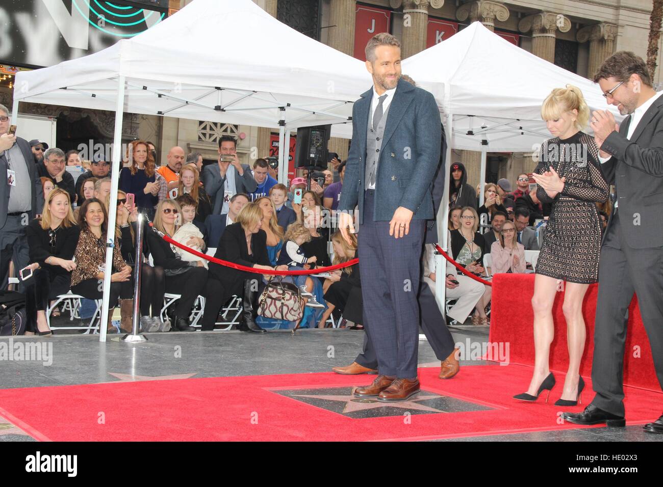 Hollywood, Kalifornien, USA. 15. Dezember 2016. Ryan Reynolds geehrt mit Stern auf der Hollywood Walk der Ruhm.6801 Hollywood Blvd vor Hollywood & Highland, Hollywood, Kalifornien, USA. Ryan REYNOLDS, ANNA FARIS, RHETT REESE und PAUL WERNICK. © Clinton H.Wallace/Photomundo International / Fotos Inc © Clinton Wallace/Globe Fotos/ZUMA Draht/Alamy Live News Stockfoto