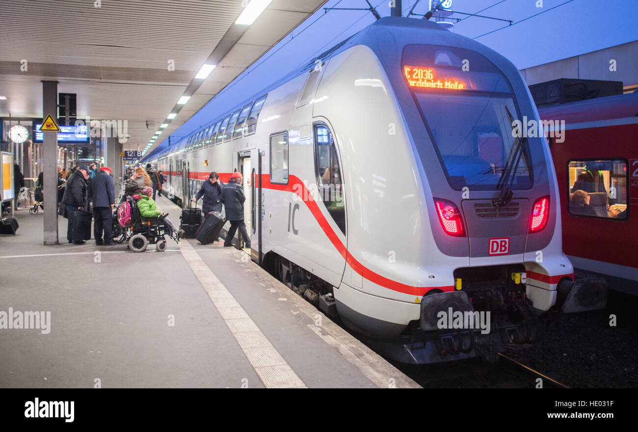 Hannover, Deutschland. 15. Dezember 2016. Ein IC 2 (Intercity)-Zug der Deutschen Bahn am Hauptbahnhof in Hannover, 15. Dezember 2016 zu sehen. Doppeldecker Intercity Züge sind im Einsatz in Norddeutschland für ein Jahr. Nach dem Start der Züge wurden zahlreiche Beschwerden über schütteln Züge auf frisch gemahlenen Spuren registriert. Foto: Julian Stratenschulte/Dpa/Alamy Live News Stockfoto