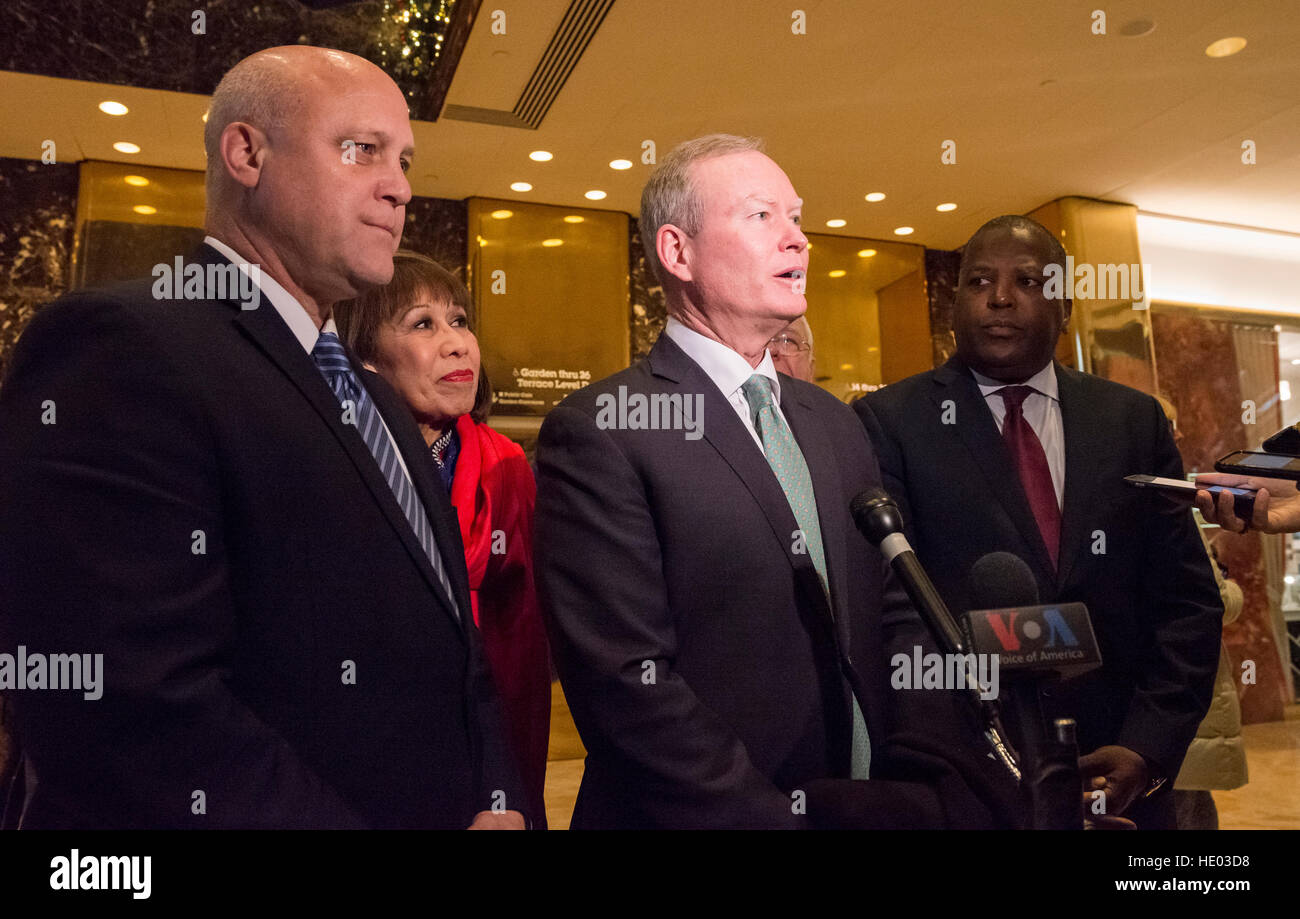 New York, USA. 15. Dezember 2016. Bürgermeister Mick Cornett (Republikanische von Oklahoma City, Oklahoma) spricht vor der Presse nach seinem Treffen mit Vereinigte Staaten Präsident elect Donald Trump in der Lobby des Trump Tower in New York, NY, USA 15. Dezember 2016. Bildnachweis: MediaPunch Inc/Alamy Live-Nachrichten Stockfoto