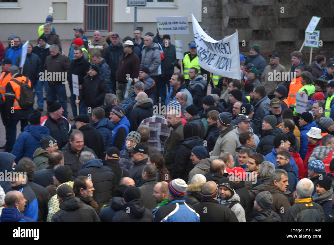 Chomutov, Tschechische Republik. 16. Dezember 2016. Mitglieder der Gewerkschaften der Braunkohle-Bergbau-Unternehmen beherrschten doly halten eine Protestkundgebung durch Löhne, sie fordern eine generelle Lohnerhöhung von Kc1, 000 in Chomutov, Tschechische Republik, 16. Dezember 2016. © Slavomir Kube es/CTK Foto/Alamy Live-Nachrichten Stockfoto