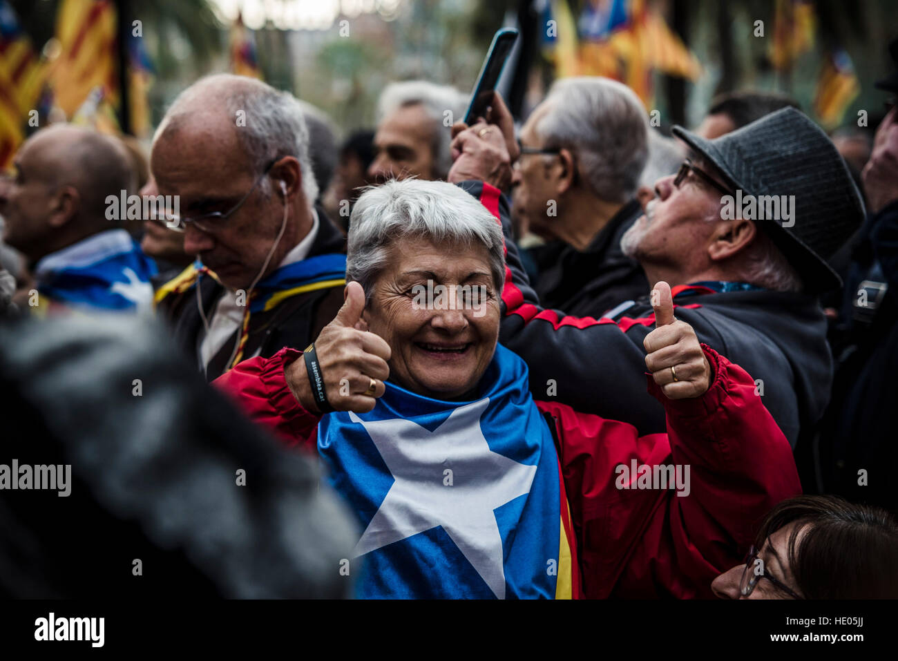 Barcelona, Spanien. 16. Dezember 2016.  Ein Pro-Unabhängigkeit Demonstrant "Daumen hoch" während einer Protestaktion vor dem regionalen High Court zur Unterstützung von Carme Forcadell, Präsident des katalanischen Parlaments gibt, wie sie steht der Vorwurf des Ungehorsams Credit: Matthias Oesterle/Alamy Live News Stockfoto