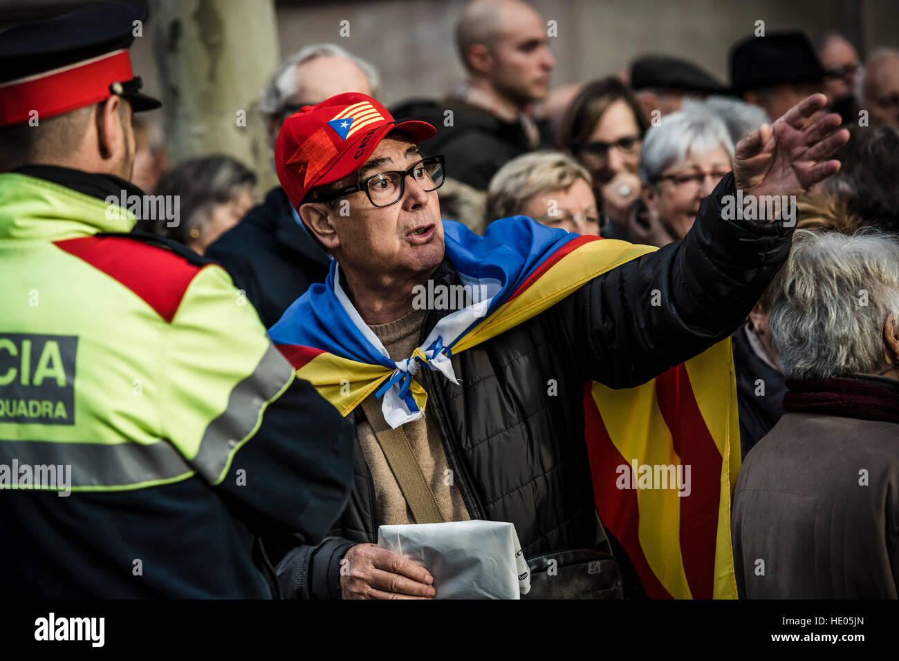 Barcelona, Spanien. 16. Dezember 2016.  Ein Demonstrant pro-Unabhängigkeit diskutiert während einer Protestaktion vor dem regionalen High Court zur Unterstützung von Carme Forcadell, Präsident des katalanischen Parlaments, wie sie steht der Vorwurf des Ungehorsams Credit: Matthias Oesterle/Alamy Live News Stockfoto