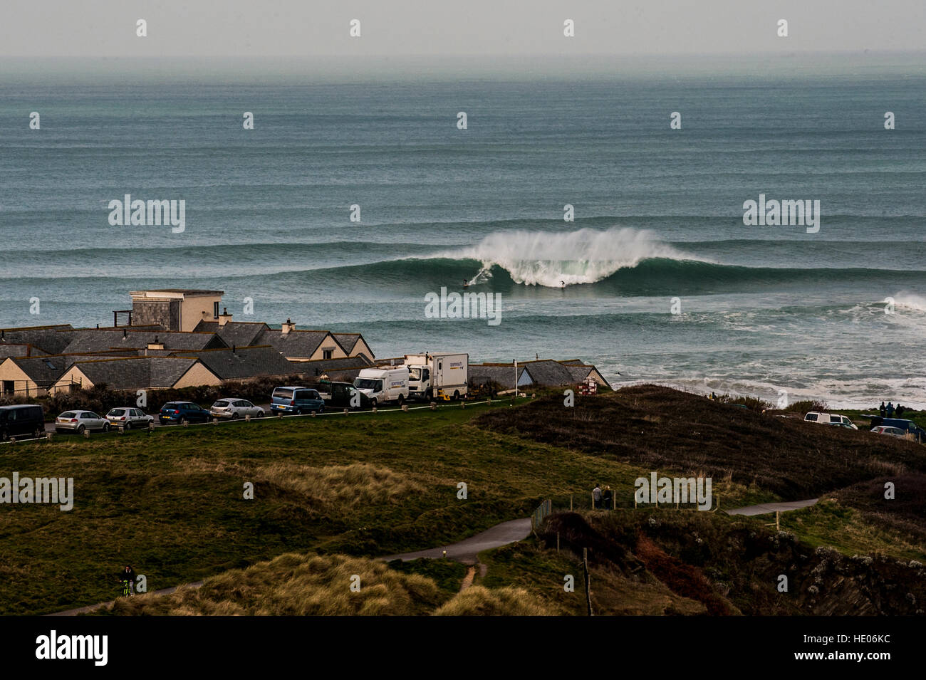 Cornwall, UK. 16. Dezember 2016. Das Wetter. Die größte surfbar Wellen der Welt traf das Cribbar in Newquay heute nach 15 ft Wellen der Küste von Cornwall, England, UK, 16. Dezember 2016 schlug. © MPAK/Alamy Live-Nachrichten Stockfoto