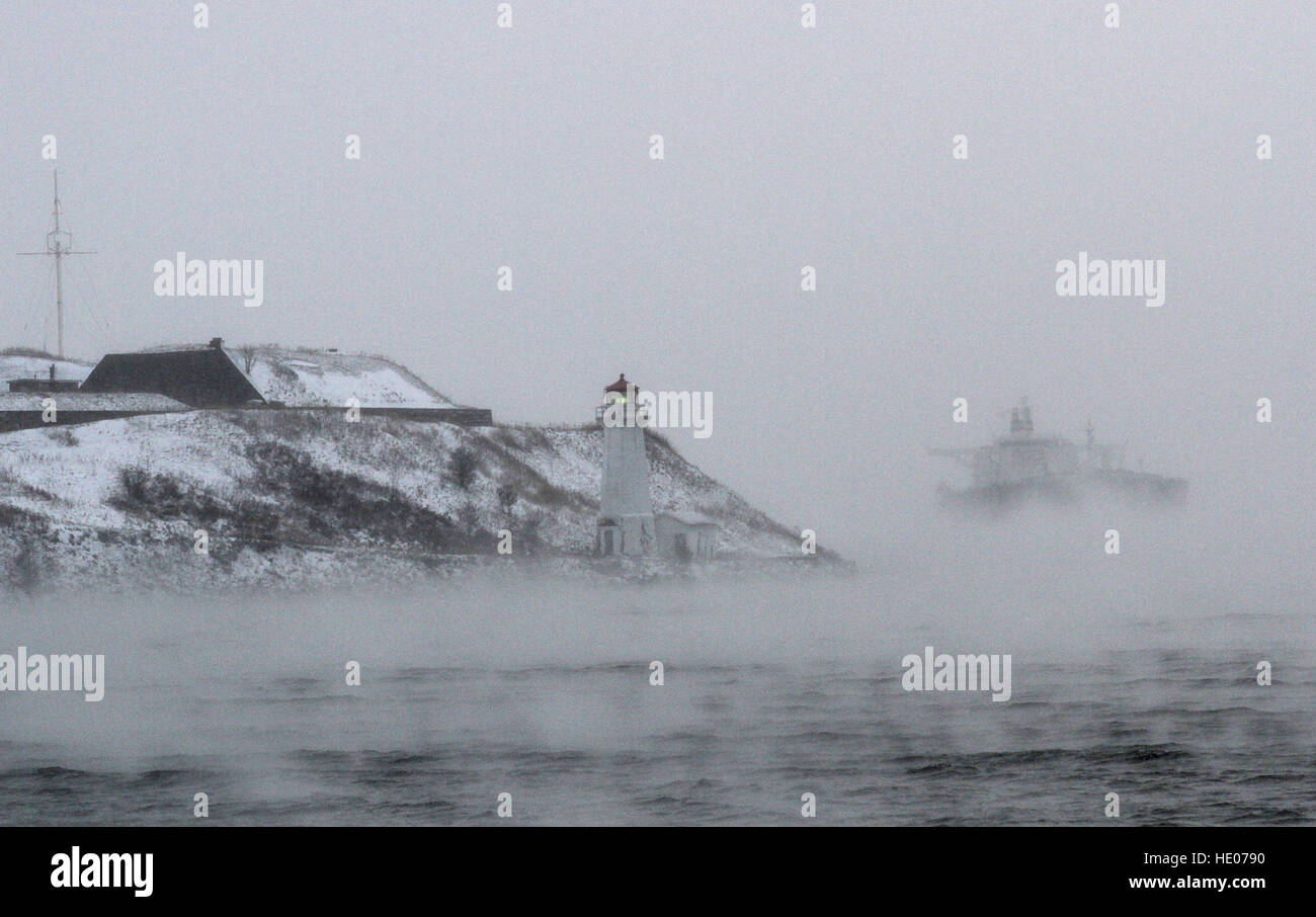 Halifax, Kanada. 16. Dezember 2016. Ein Schiff fährt in der Nähe von Georges Insel während der stürmischen Winterwetter in Halifax, N.S., 16. Dezember 2016. Bildnachweis: Lee Brown/Alamy Live-Nachrichten Stockfoto