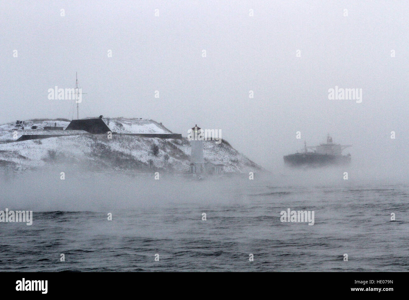 Halifax, Kanada. 16. Dezember 2016. Ein Schiff fährt in der Nähe von Georges Insel während der stürmischen Winterwetter in Halifax, N.S., 16. Dezember 2016. Bildnachweis: Lee Brown/Alamy Live-Nachrichten Stockfoto