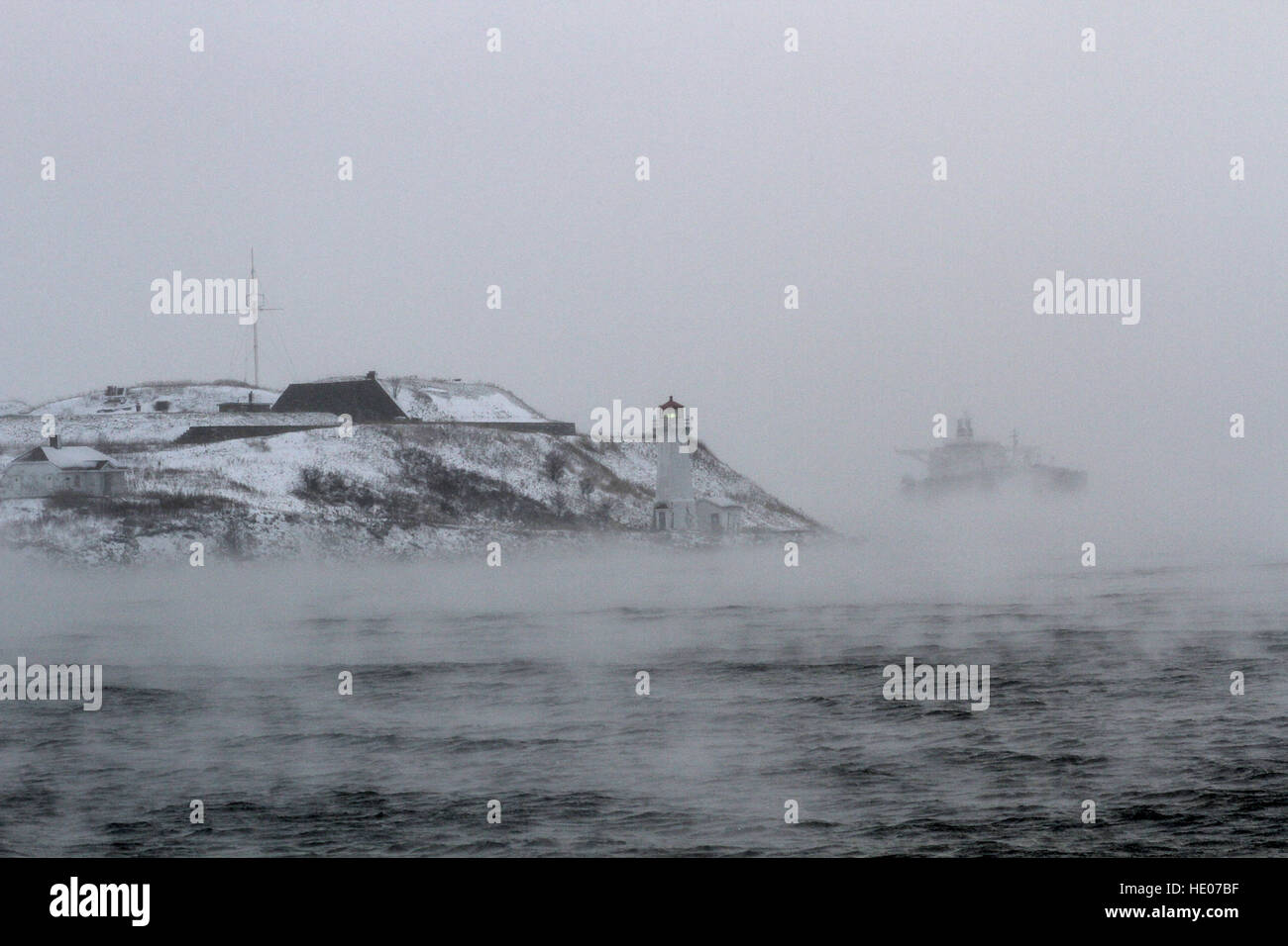 Halifax, Kanada. 16. Dezember 2016. Ein Schiff fährt in der Nähe von Georges Insel während der stürmischen Winterwetter in Halifax, N.S., 16. Dezember 2016. Bildnachweis: Lee Brown/Alamy Live-Nachrichten Stockfoto