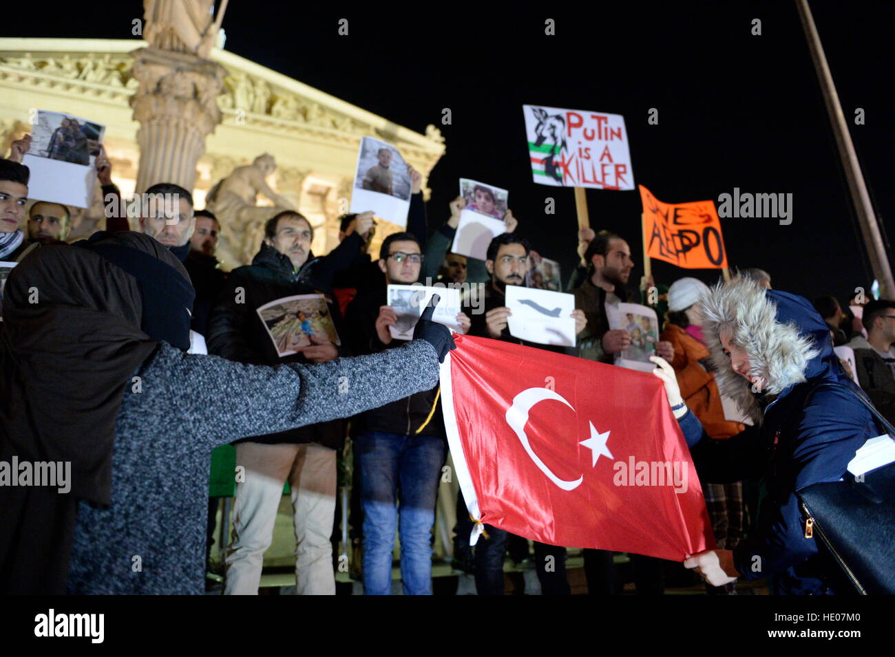 Wien, Österreich. 16. Dezember 2016.    Jede Stunde mehr Nachrichten und Hilferufe uns aus Aleppo erreichen, Berichterstattung schreckliche Gräueltaten in der Stadt, während die Welt still bleibt. Wir fühlen sich machtlos, während Kinder, Frauen, Männer, ältere Menschen und Verletzte sterben in Aleppo. Am allerwenigsten wollen wir ein Signal zum Gedenken an den Tod von so vielen und unsere Solidarität zeigen. Wir appellieren an die internationale Gemeinschaft und die österreichische Bundesregierung endlich Maßnahmen ergreifen um das Morden in Syrien ein Ende gesetzt und sichere Überfahrt nach Europa für Flüchtlinge sicherzustellen. © Franz Perc/Alamy Live-Nachrichten Stockfoto