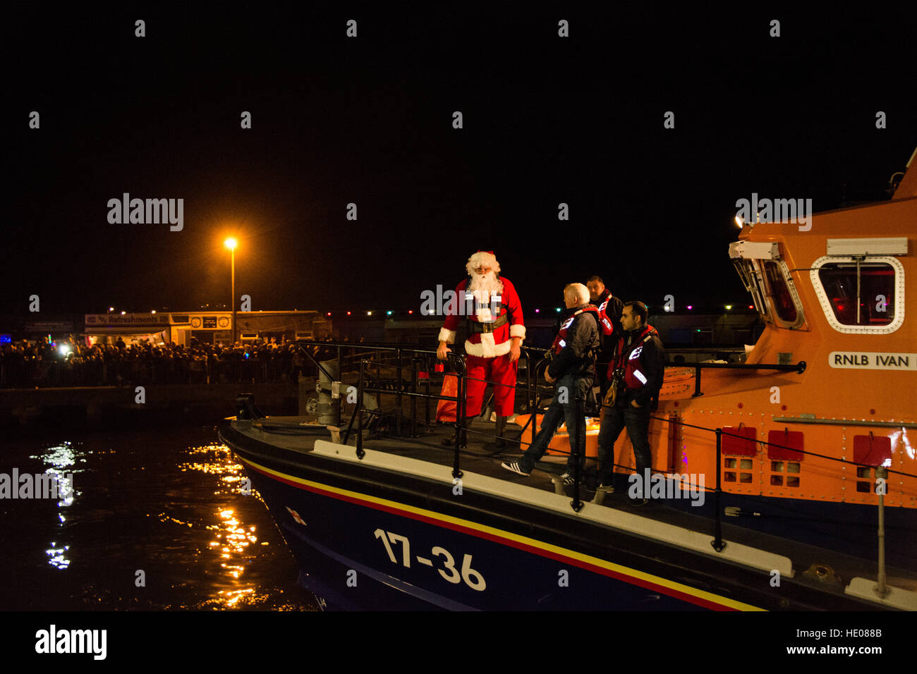 Newlyn, Cornwall, UK. 16. Dezember 2016. Die jährliche Einschalten der Newlyn Harbour Lights, gekennzeichnet durch die Ankunft des Weihnachtsmanns auf der RNLI-Rettungsboot ankommen. Stockfoto