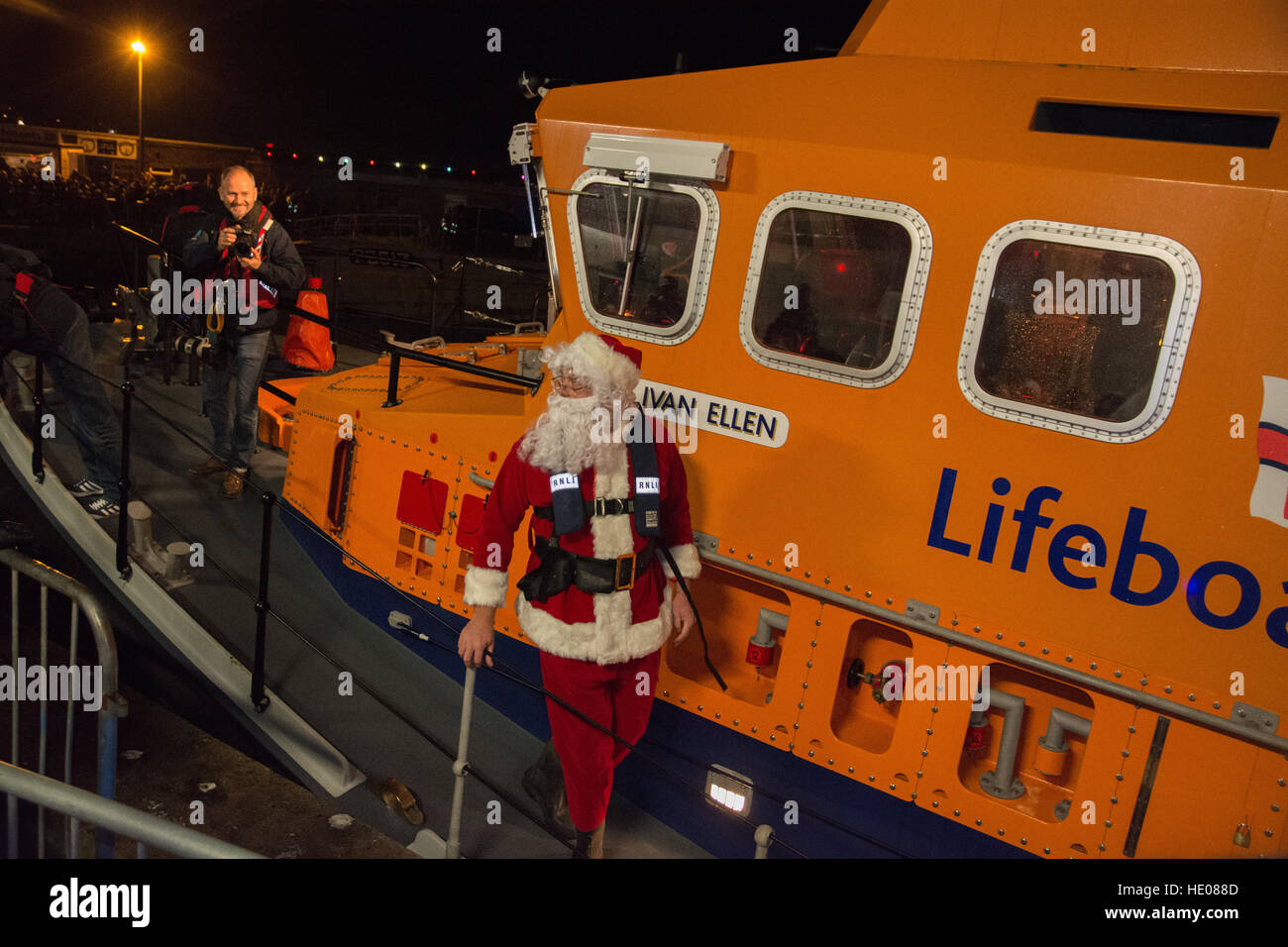 Newlyn, Cornwall, UK. 16. Dezember 2016. Die jährliche Einschalten der Newlyn Harbour Lights, gekennzeichnet durch die Ankunft des Weihnachtsmanns auf der RNLI-Rettungsboot ankommen. Stockfoto