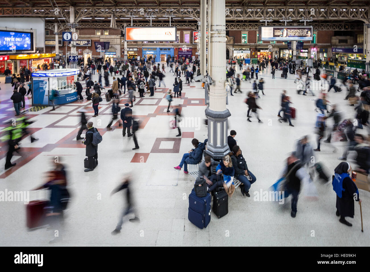 Pendler gesehen während der Hauptverkehrszeit am Victoria-Bahnhof in London, Vereinigtes Königreich. Stockfoto
