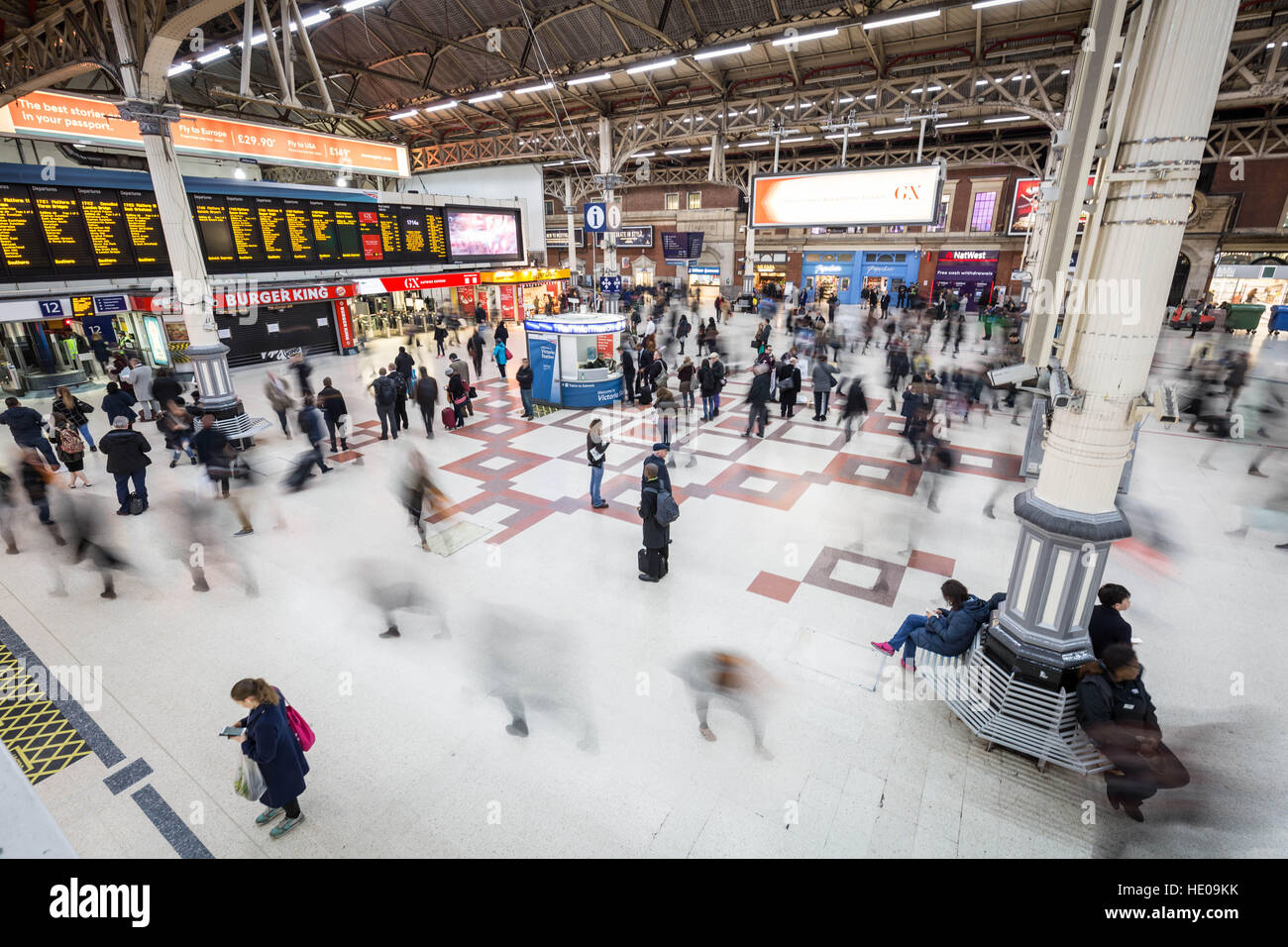 Pendler gesehen während der Hauptverkehrszeit am Victoria-Bahnhof in London, Vereinigtes Königreich. Stockfoto
