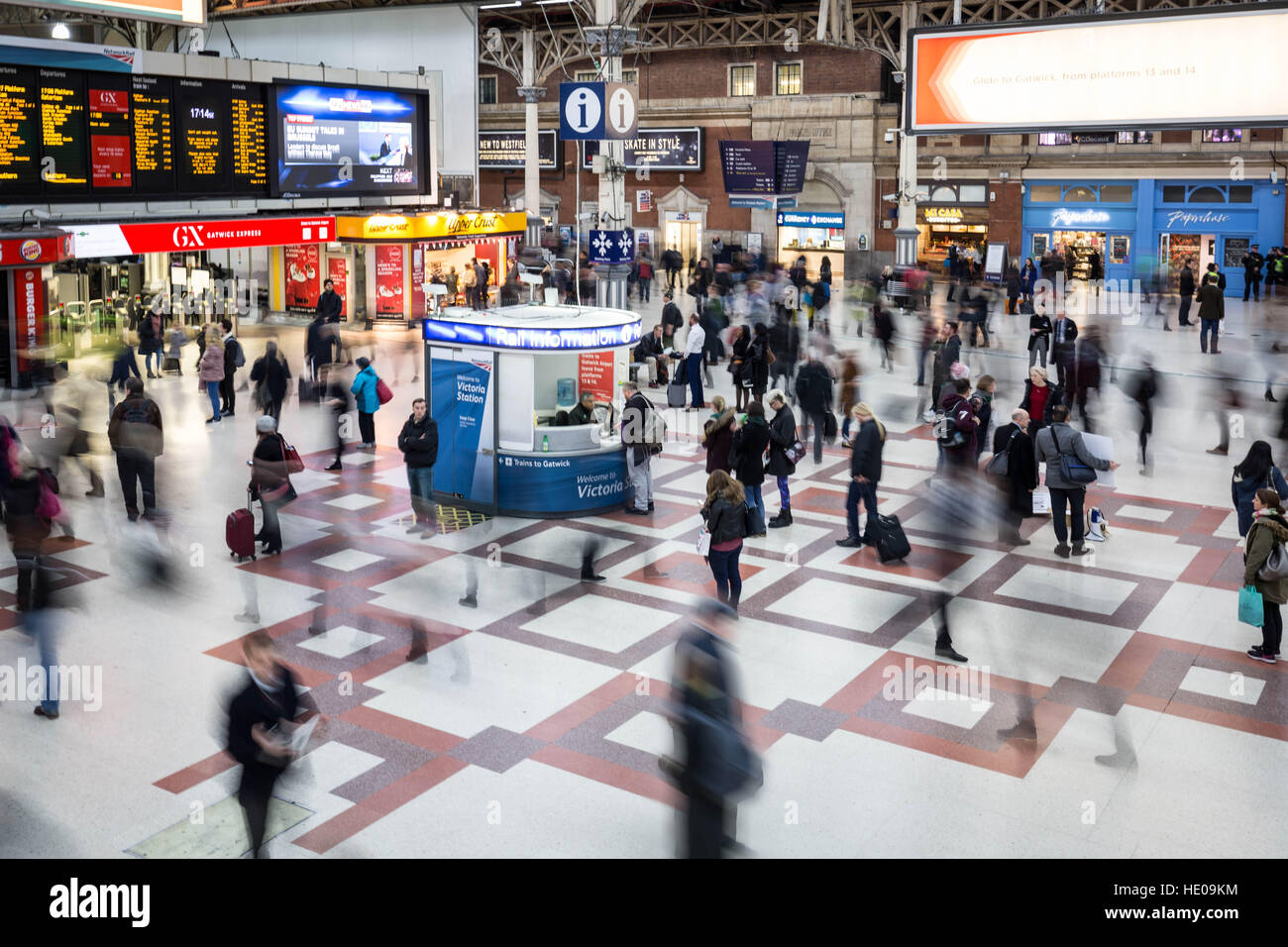 Pendler gesehen während der Hauptverkehrszeit am Victoria-Bahnhof in London, Vereinigtes Königreich. Stockfoto