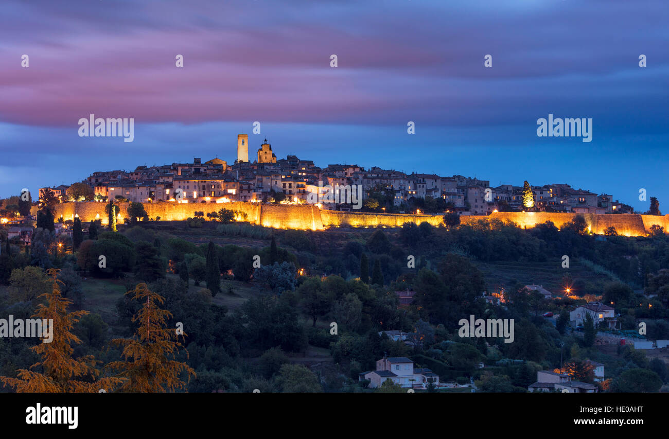 Dämmerung über mittelalterliche Stadt von St Paul de Vence, Provence, Frankreich Stockfoto