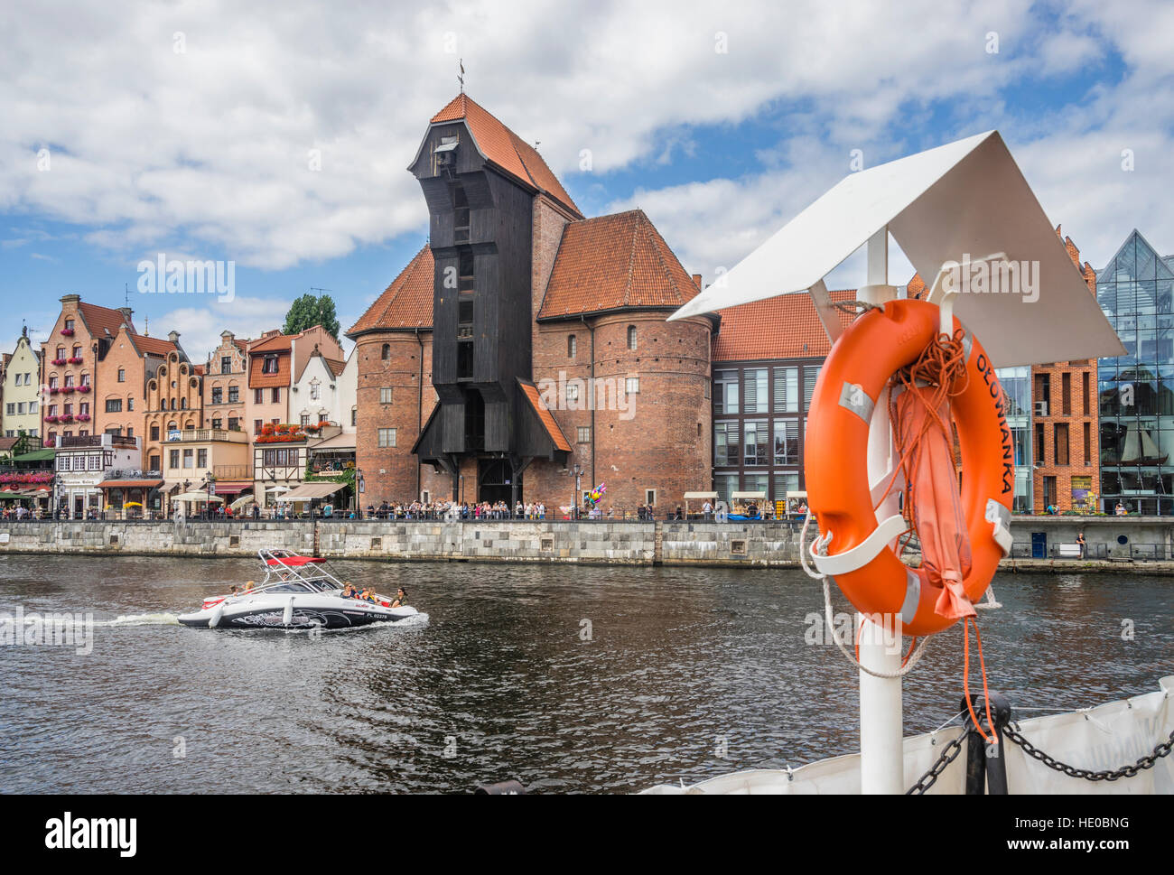 Polen, Pommern, Gdansk (Danzig), Mottlau mit der berühmten mittelalterlichen Hafenkran (Krantor / Brama Zuraw) Stockfoto