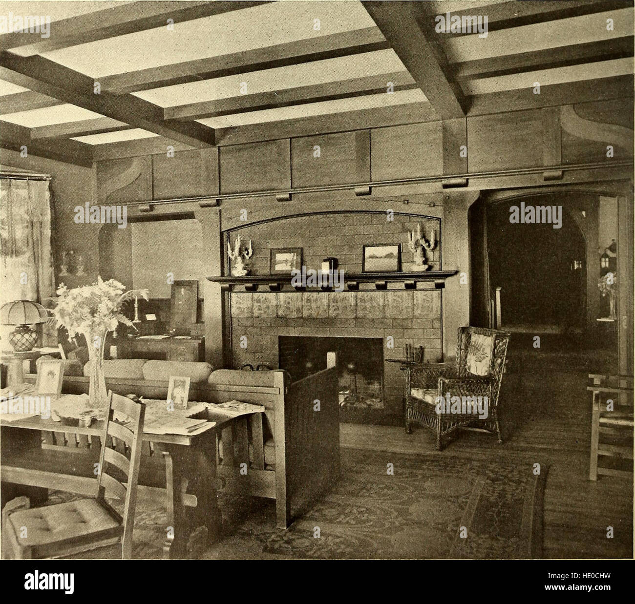 „American Homes and Gardens“ (1910) ist eine Zeitschrift mit Artikeln und Illustrationen, die das Design und die Architektur von Häusern und Gärten in den Vereinigten Staaten zeigen. Es bietet Lesern Inspiration und Anleitung zu Innenarchitektur, Landschaftsgestaltung und Wohndekoration. Stockfoto