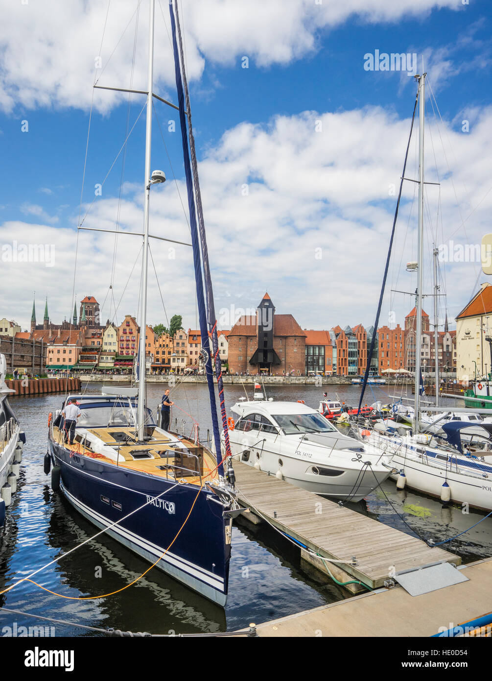 Polen, Pommern, Gdansk (Danzig), Marina Gdansk, Blick auf die lange Brücke Mottlau Uferpromenade mit der legendären Hafenkran Stockfoto