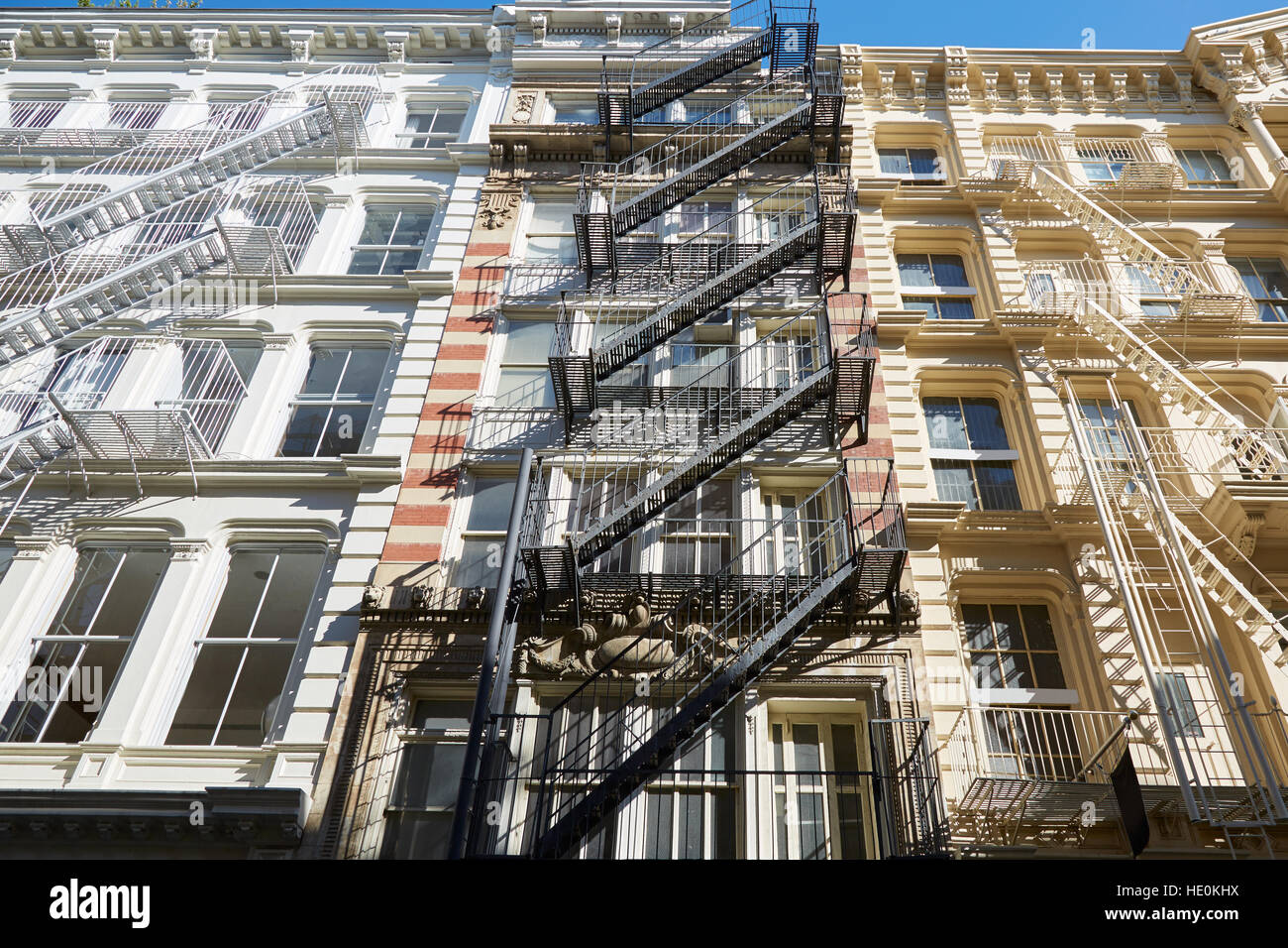 Typische Gebäudefassaden mit Feuerleiter Treppen, sonnigen Tag in Soho, New York Stockfoto