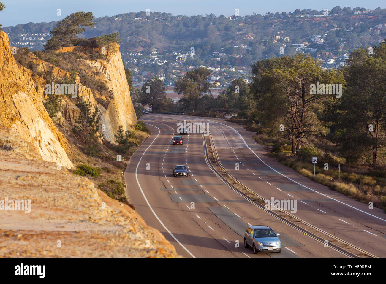 Pkw-Verkehr auf North Torrey Pines Road in La Jolla, San Diego, Kalifornien, USA. Stockfoto