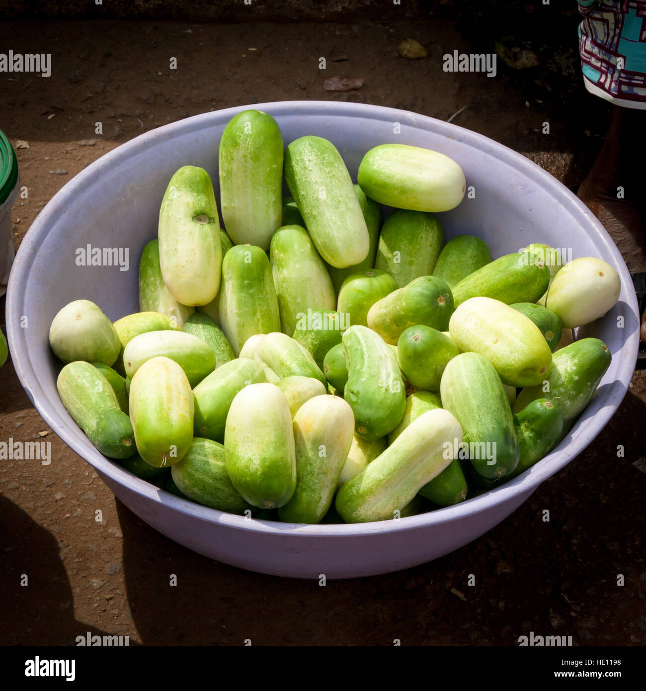 Sierra Leone Gurken in Plastikschüssel Stockfoto