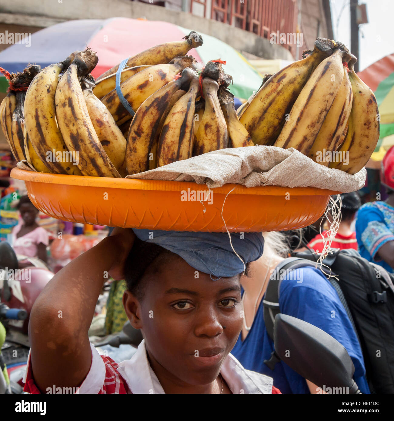 Afrikanischer Jugendlicher mit einem Tablett von Bananen Stockfoto