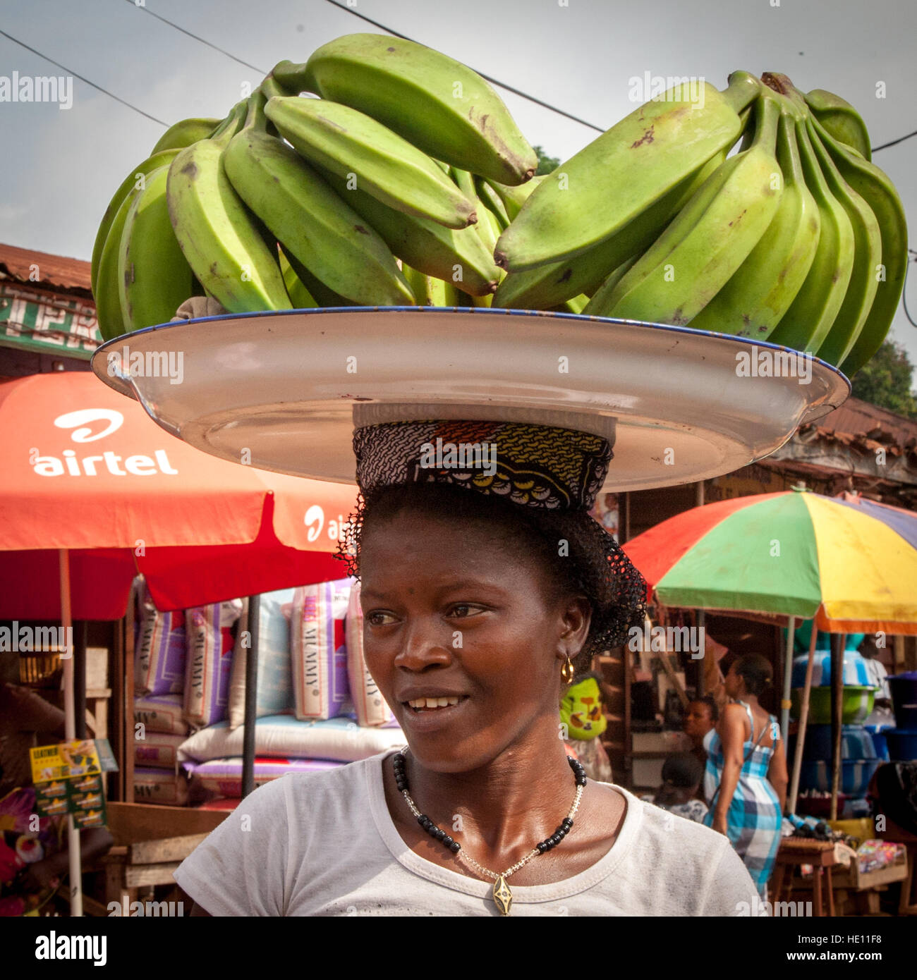Afrikanischer Jugendlicher mit einem Tablett von Bananen Stockfoto