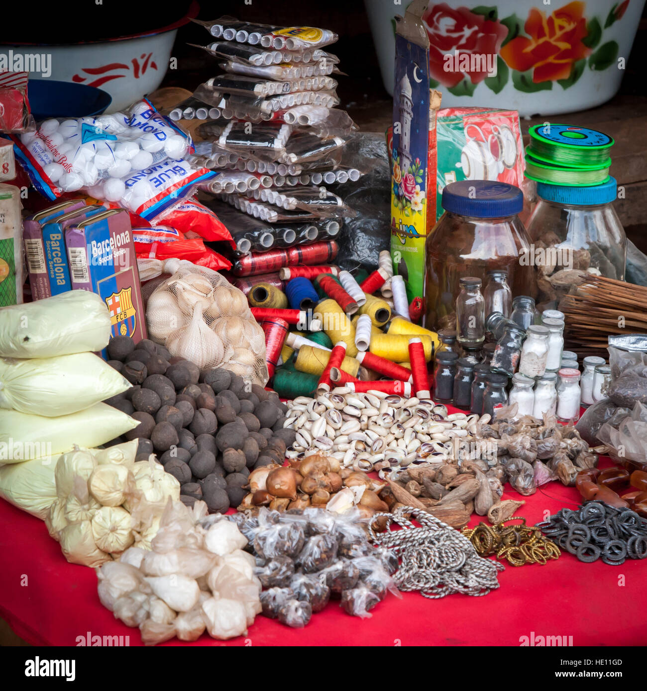 Allerlei Sachen Beeing in Sierra Leone Markt angeboten Stockfoto