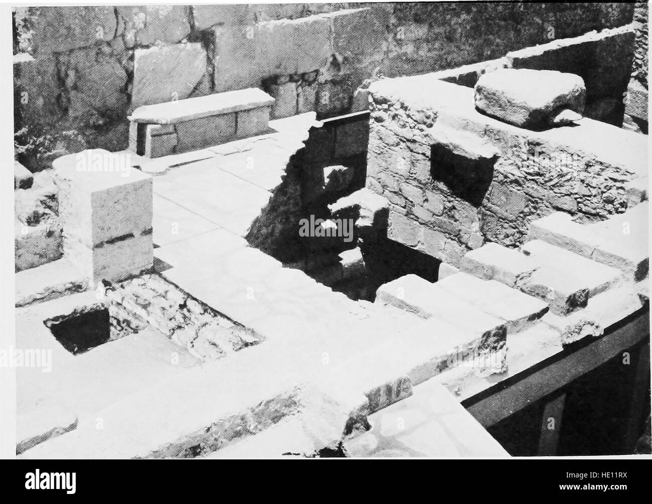 Ein 1921 erschienenes Werk, das die Entwicklung der frühen kretischen Zivilisation untersucht, mit Schwerpunkt auf dem Palast von Minos und den archäologischen Entdeckungen in Knossos. Das Buch vergleicht die Stadien der kretischen Kultur anhand von Erkenntnissen an der Stätte. Stockfoto