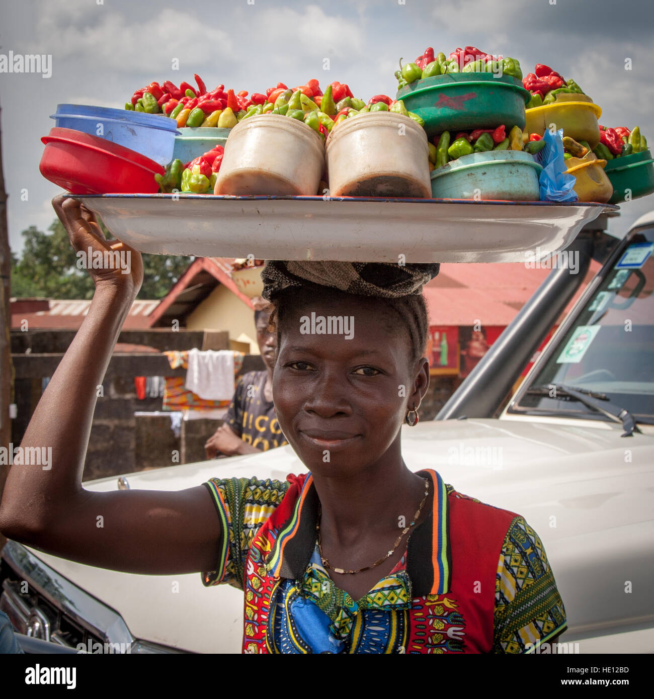 Eine Schüssel Chilischoten rot und grün zum Verkauf in Sierra Leone Stockfoto