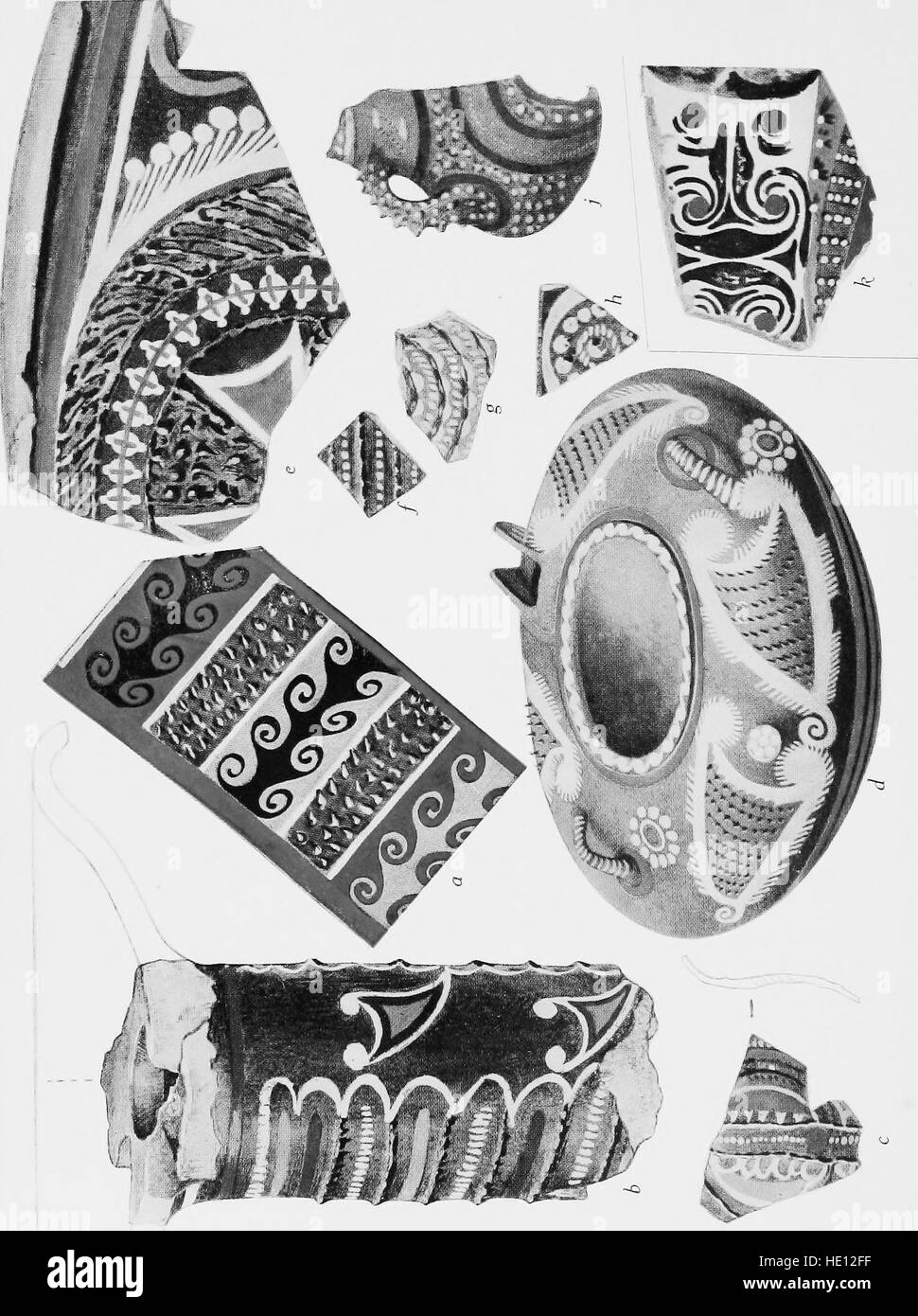 Diese Arbeit aus dem Jahr 1921 bietet eine eingehende Analyse der frühen kretischen Zivilisation mit Schwerpunkt auf den Ausgrabungen in Knossos. Sie erforscht die Stadien der kulturellen und architektonischen Entwicklung der minoischen Gesellschaft. Stockfoto