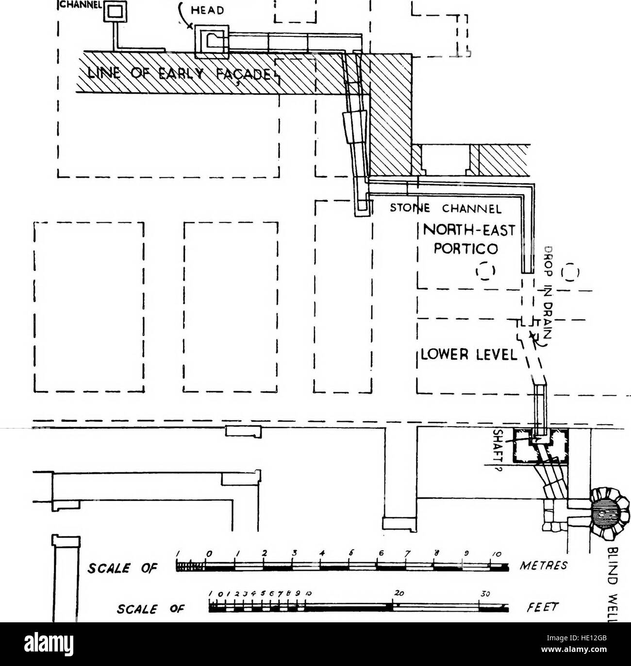 Der Palast von Minos (1921) bietet einen detaillierten Überblick über die frühe kretische Zivilisation mit Schwerpunkt auf den archäologischen Entdeckungen in Knossos und den Entwicklungsstadien der minoischen Kultur. Stockfoto