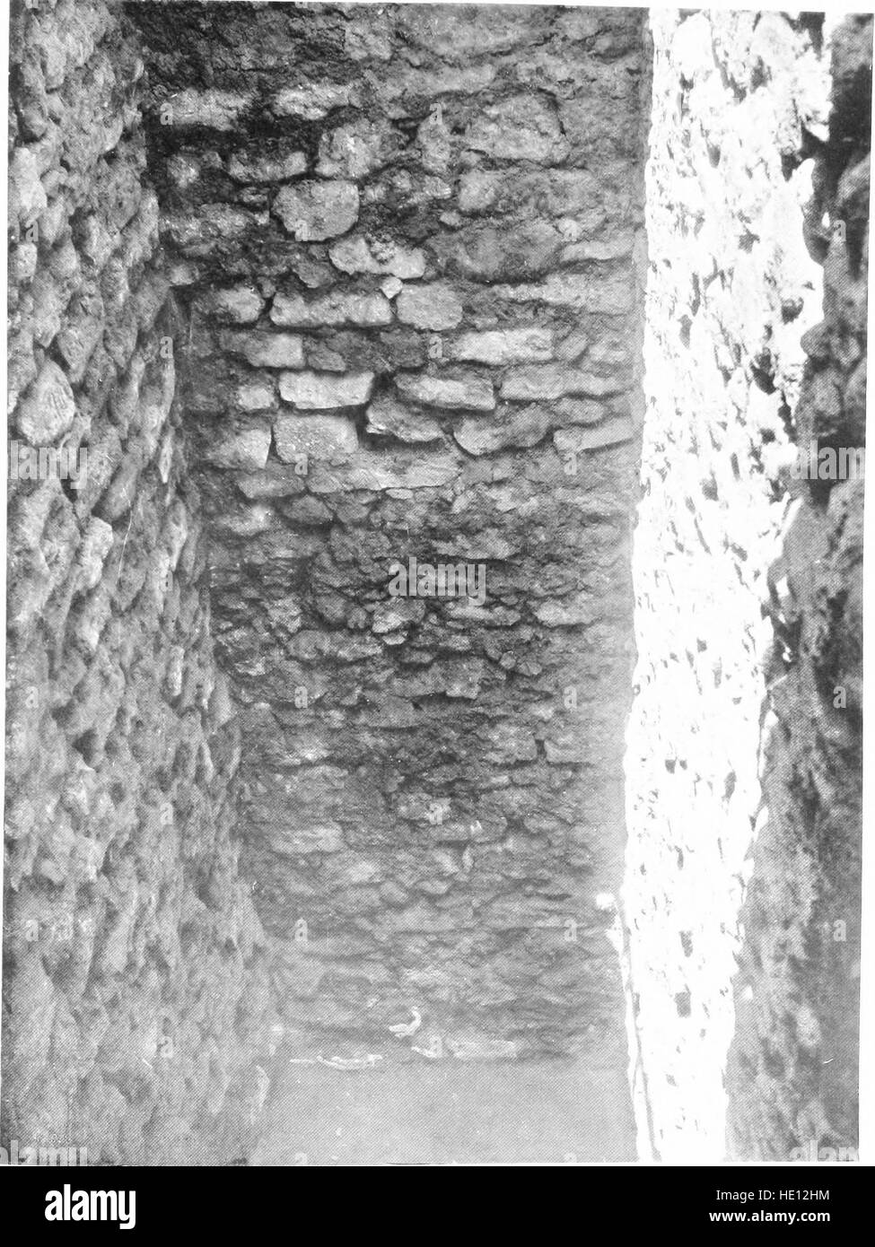 Der Palast von Minos (1921) bietet eine detaillierte Analyse der minoischen Zivilisation mit Schwerpunkt auf der Ausgrabung von Knossos. Die Arbeit vergleicht verschiedene Stadien dieser antiken Kultur anhand architektonischer und archäologischer Beweise. Stockfoto