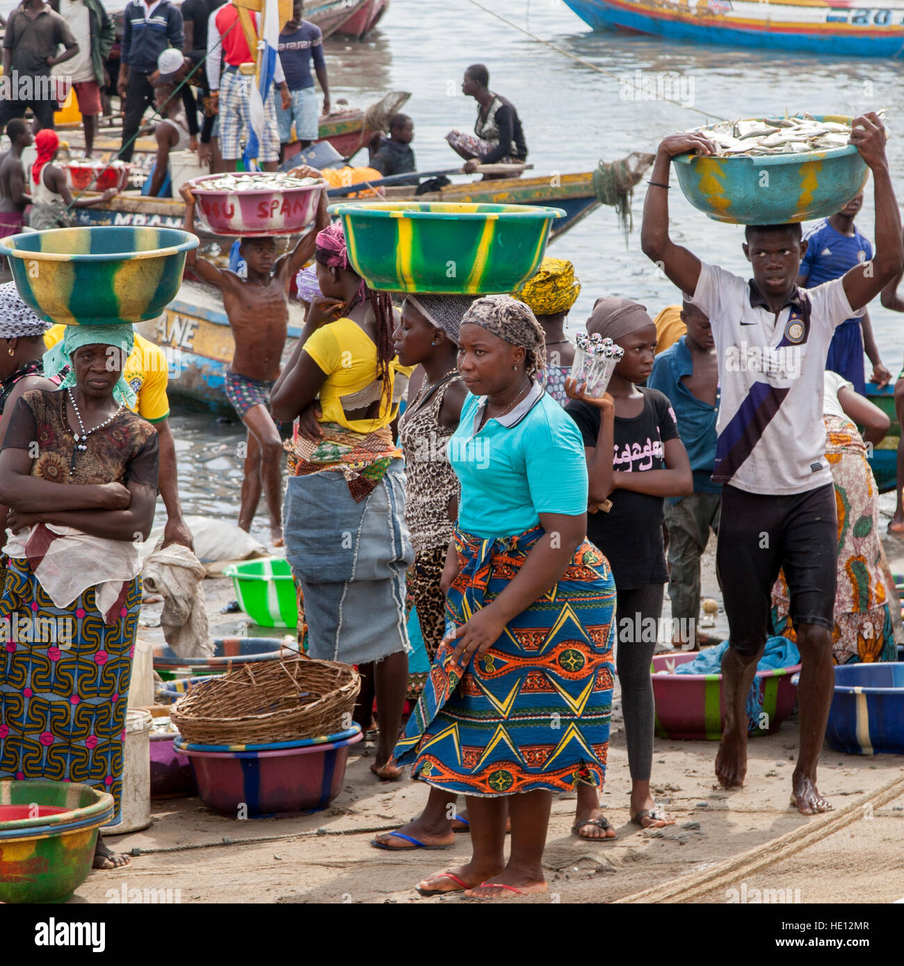 Dichten Verkehr am Strand in Tombo Harbour, Sierra Leone. Frauen warten auf weitere Angelboote/Fischerboote ankommen. Stockfoto