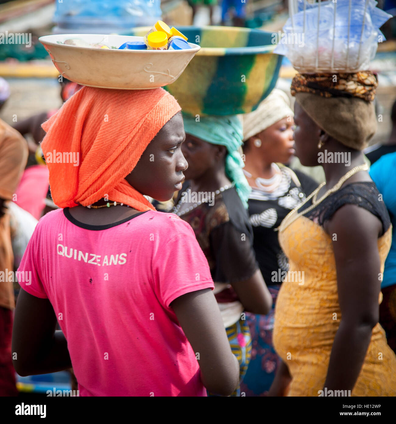 Frauen in Tombo, Sierra Leone, Schalen und Tabletts auf Kopf tragen Stockfoto