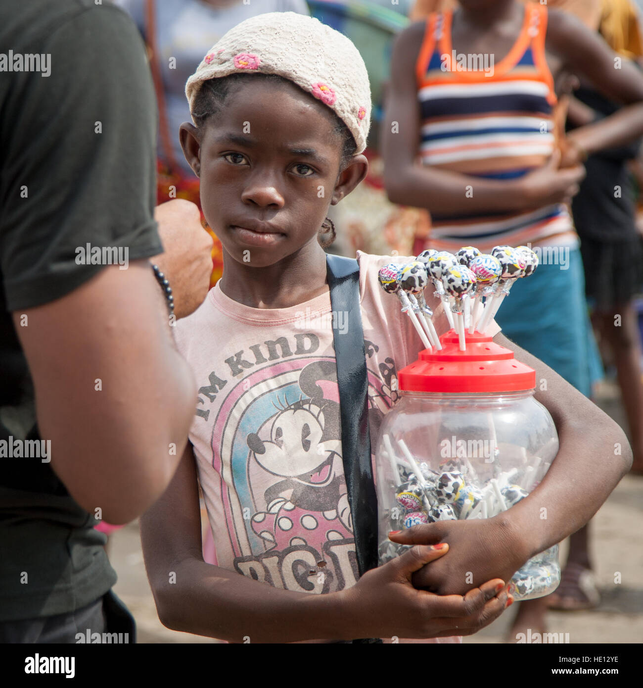 Afrikanische Mädchen Verkauf Lutscher in Tombo, Sierra Leone Stockfoto