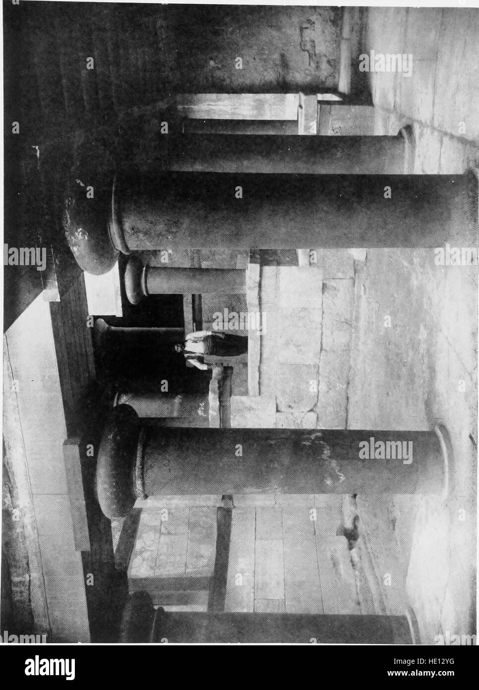 Der Palast von Minos, der 1921 veröffentlicht wurde, bietet eine detaillierte Studie über die Stadien der frühen kretischen Zivilisation und nutzt die Entdeckungen von Knossos, um die Fortschritte in Architektur, Kunst und Kultur zu veranschaulichen. Stockfoto