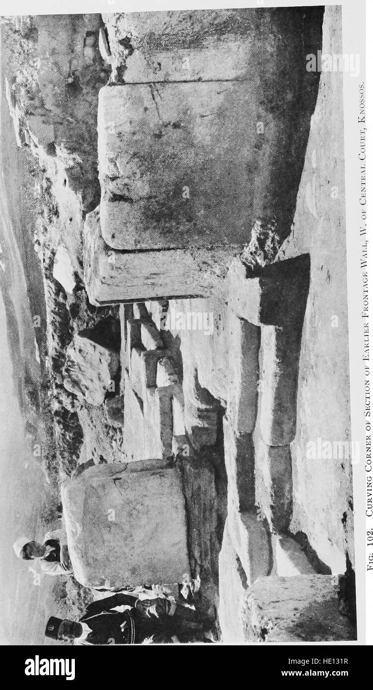 *Der Palast von Minos* (1921) bietet eine vergleichende Analyse der Entwicklung der frühen minoischen Zivilisation mit Schwerpunkt auf den archäologischen Entdeckungen in Knossos. Es beleuchtet architektonische, kulturelle und gesellschaftliche Veränderungen im antiken Kreta. Stockfoto