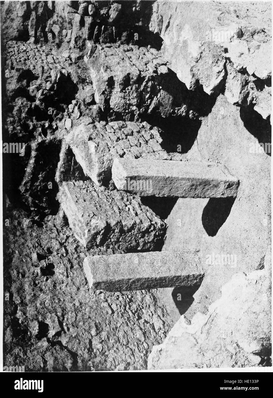 Diese Arbeit aus dem Jahr 1921 untersucht die Stadien der kretischen Zivilisation, wie sie die Ausgrabungen in Knossos zeigen. Es liefert eine eingehende Analyse der Artefakte, Architektur und sozialen Strukturen der frühen minoischen Gesellschaft. Stockfoto