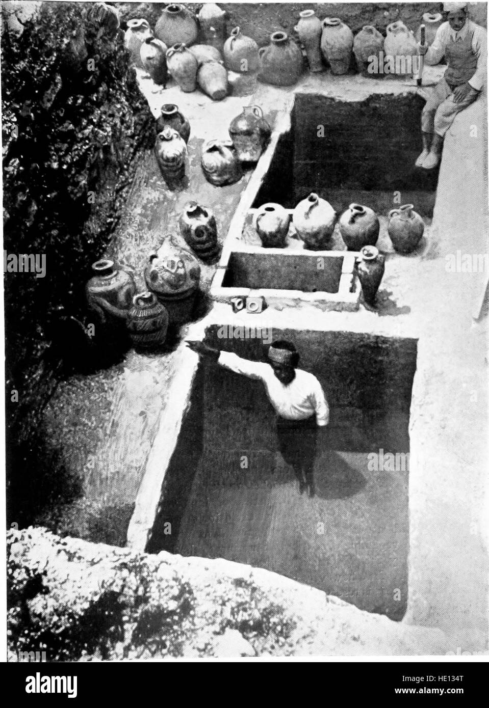 Dieses Werk aus dem Jahr 1921 erforscht die Stadien der frühen kretischen Zivilisation durch die Entdeckungen in Knossos und konzentriert sich auf die architektonische und kulturelle Entwicklung des minoischen Palastes von Minos. Stockfoto