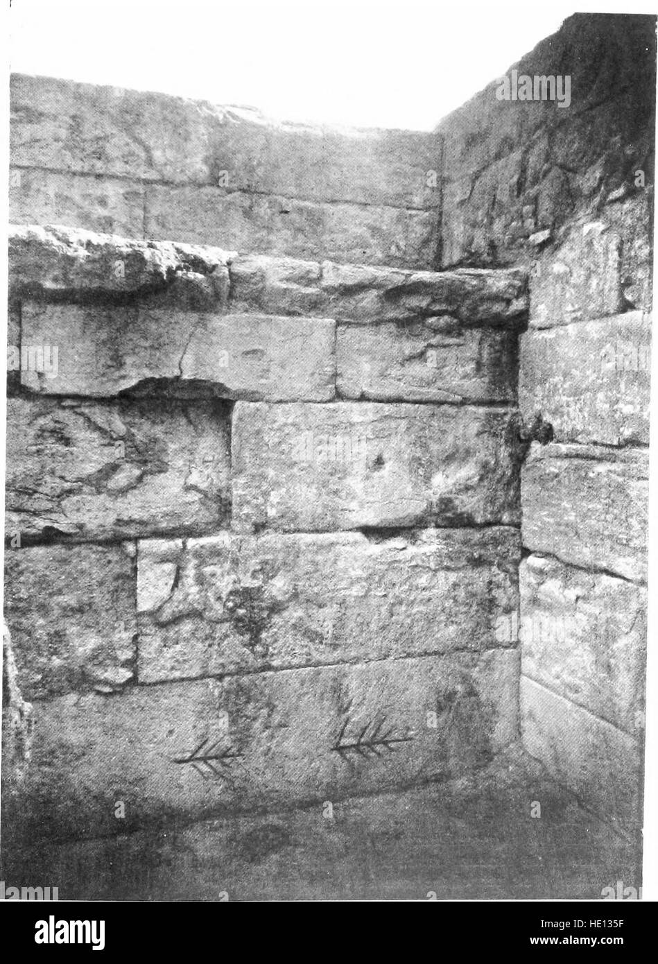 Diese 1921 erschienene Publikation untersucht die Phasen der kretischen Zivilisation, insbesondere die Entdeckungen am Standort Knossos auf Kreta. Es analysiert architektonische Entwicklungen und kulturelle Fortschritte aus der minoischen Zeit. Stockfoto