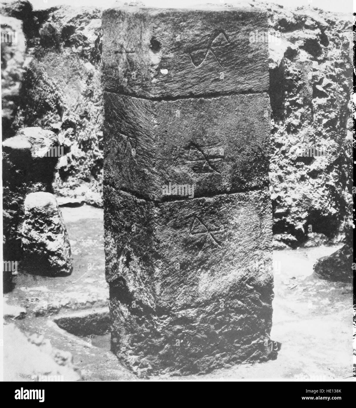 Der Palast von Minos (1921) erforscht die Entwicklung der kretischen Zivilisation durch die archäologischen Entdeckungen in Knossos. Es beschreibt die Stufen der minoischen Kultur und bietet Einblicke in ihre Architektur, Kunst und gesellschaftliche Strukturen basierend auf den Funden an dieser antiken Stätte. Stockfoto