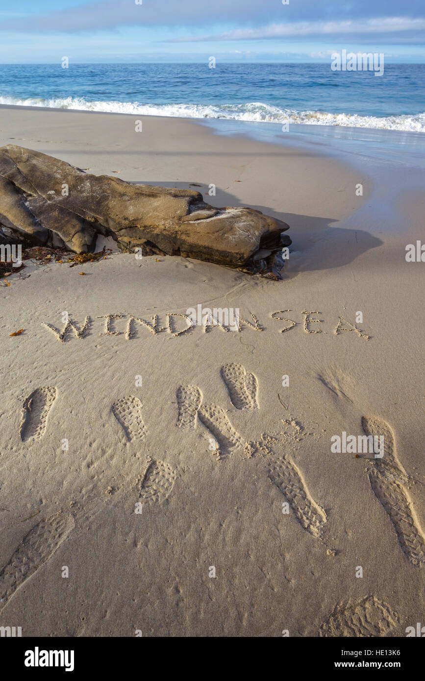 das Wort "Windansea" in den Sand geschrieben. Windansea Beach, La Jolla, Kalifornien. Stockfoto