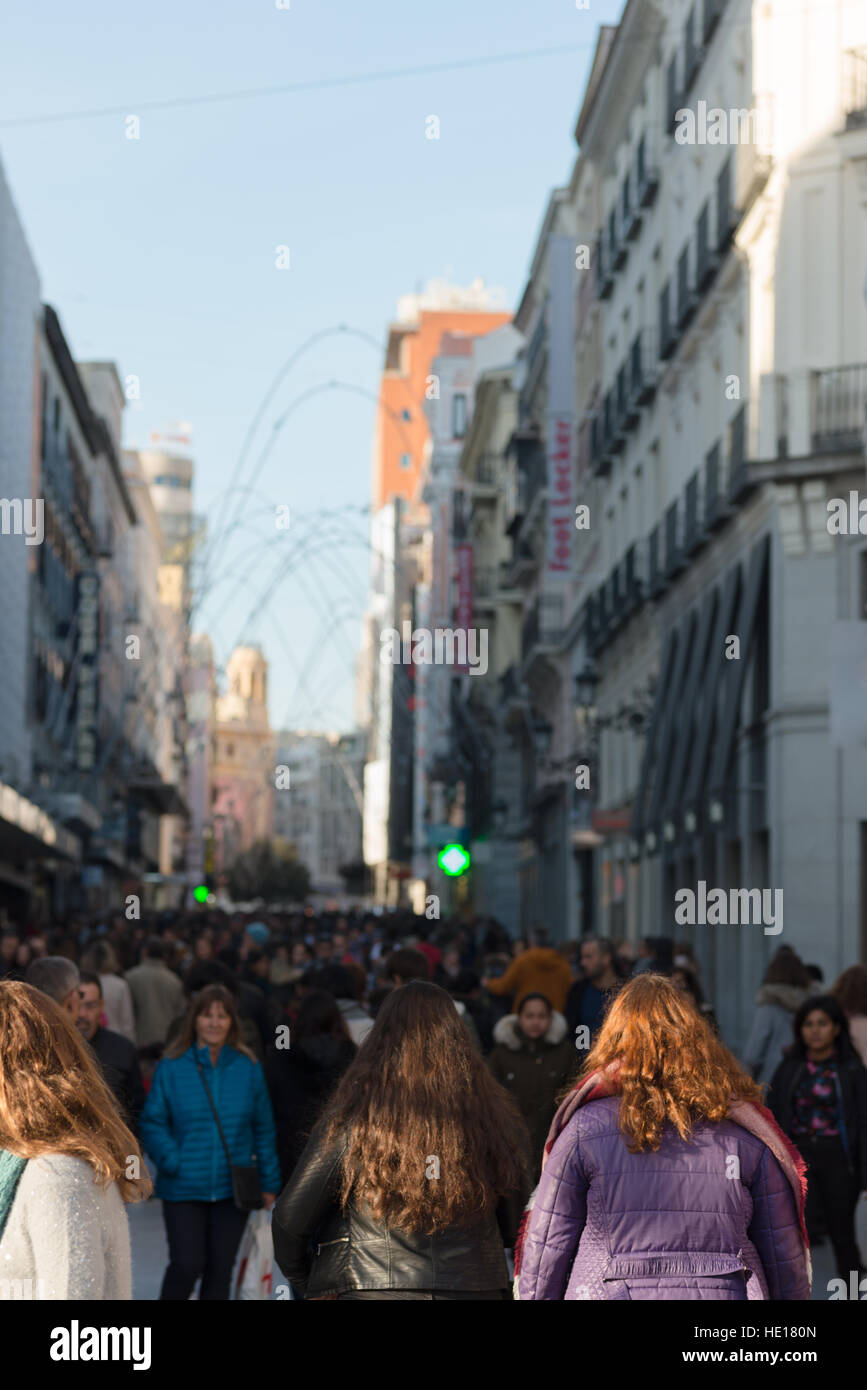 Massen von Weihnachts-Einkäufer im Sol, Madrid, Spanien. Stockfoto