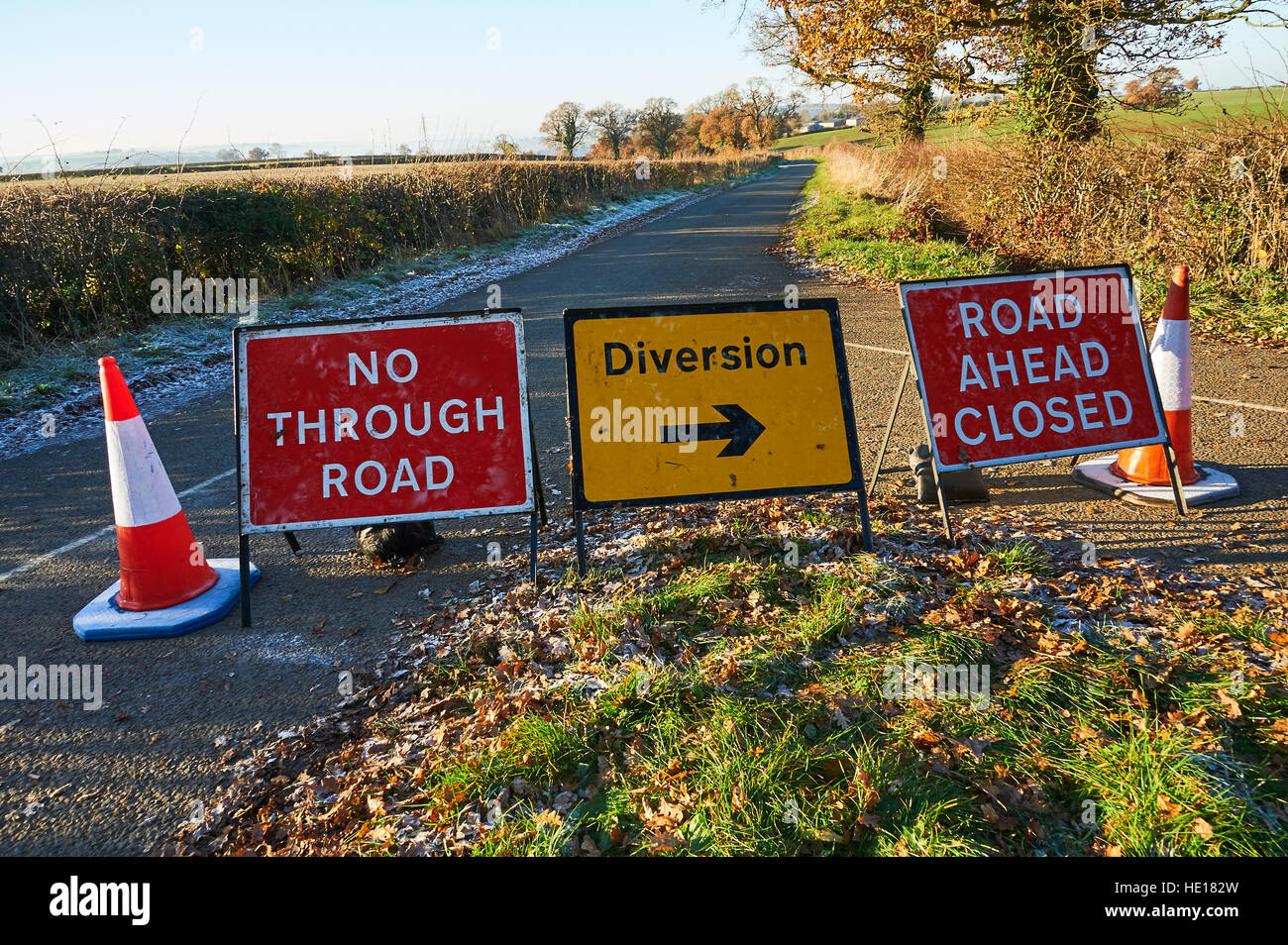 Keine durch Verkehrszeichen und Umleitungsschilder auf einer Landstraße in South Warwickshire Stockfoto