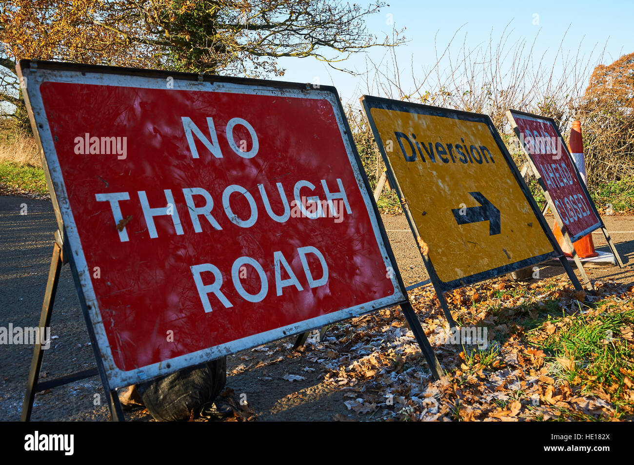 Keine durch Verkehrszeichen und Umleitungsschilder auf einer Landstraße in South Warwickshire Stockfoto