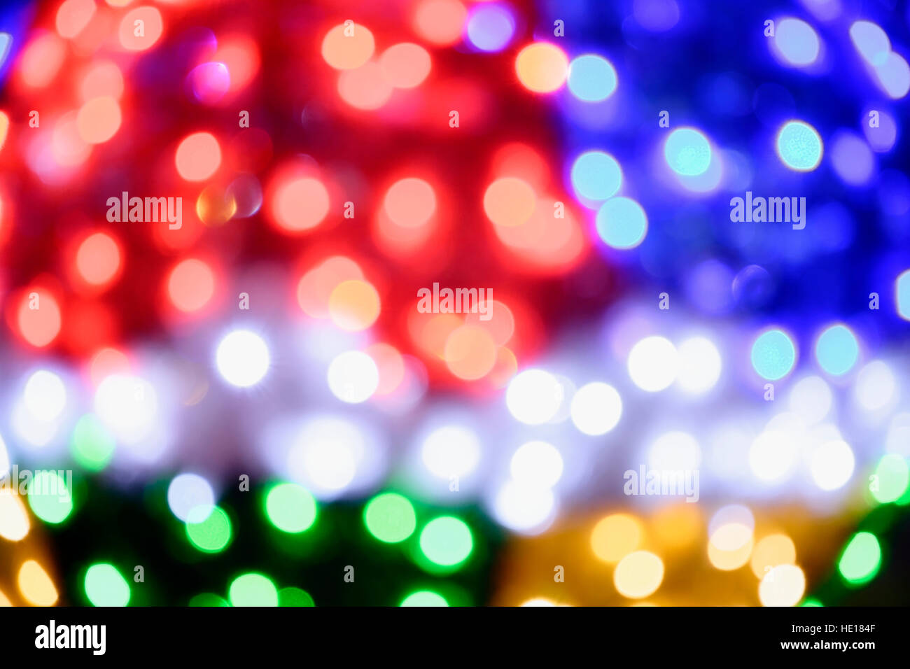 Nachtbeleuchtung in verschiedenen Farben unscharf fotografiert Stockfoto