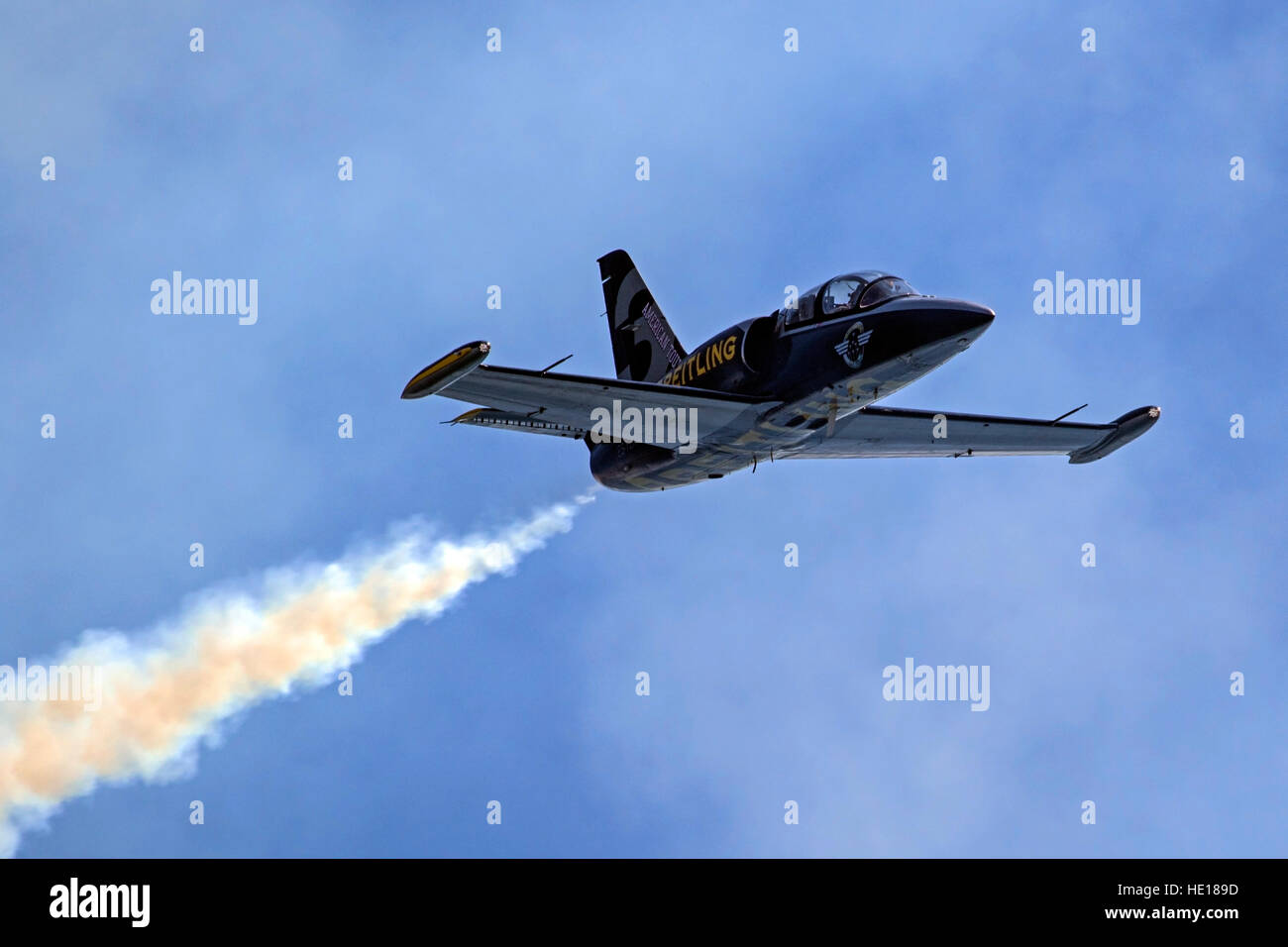 Flugzeug Breitling Jet Team erklingt in 2016 Huntington Beach Air Show Stockfoto